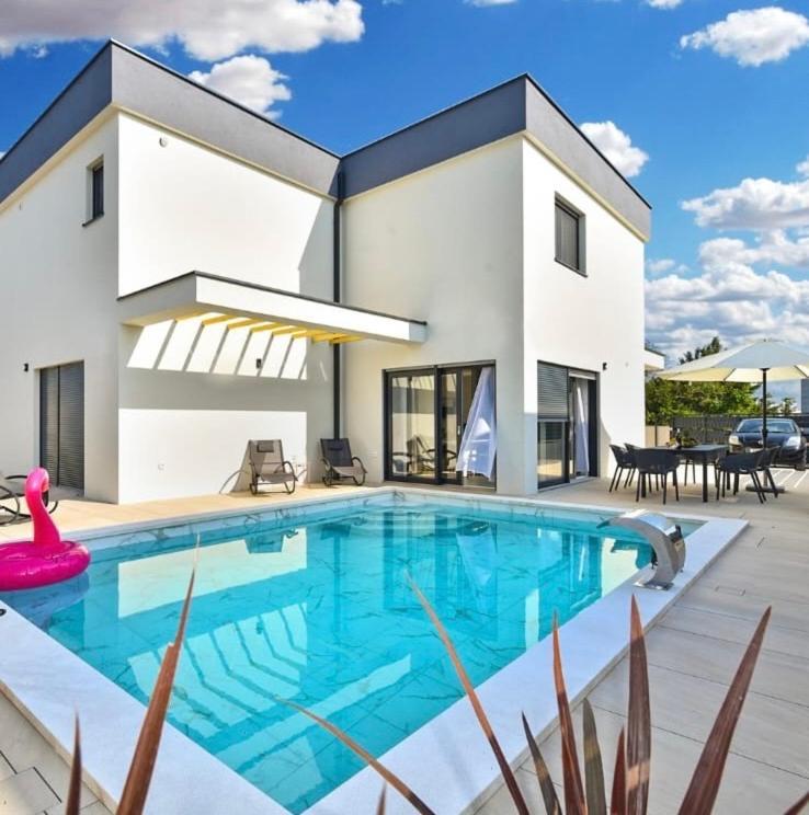 Villa Jlo1 Mit Beheizbarem Pool à Peroj Extérieur photo